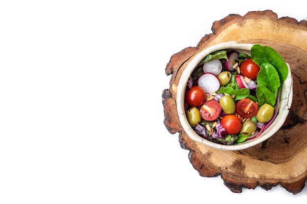 Miseczka z kolorową sałatką